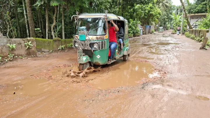 লক্ষ্মীপুর দালাল বাজার রামগঞ্জ সড়ক যেন মৃত্যুকূপ