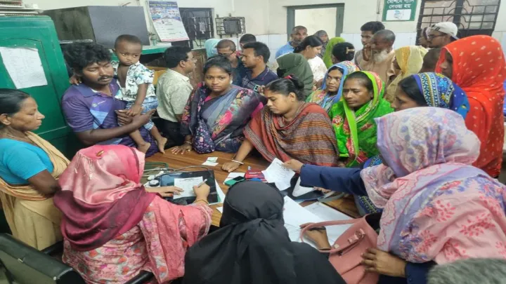 ঘরে ঘরে জ্বর-কাশি ফুলবাড়ী স্বাস্থ্য কমপ্লেক্সে রোগীর ঢল