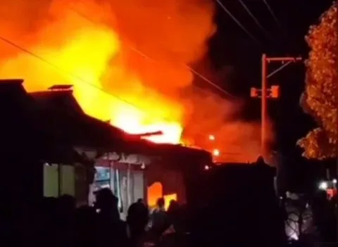 লক্ষ্মীপুরে ভয়াবহ অগ্নিকান্ডে পুড়ে গেছে ১০টি দোকান