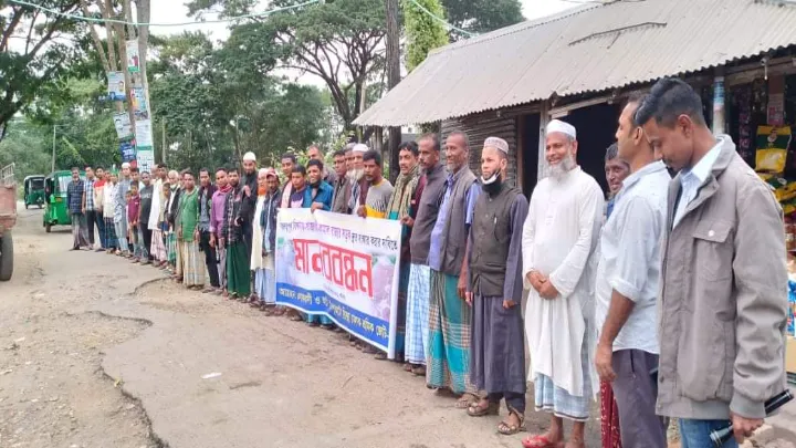 সিলেটে সড়ক সংস্কারের দাবীতে এলাকাবাসীর মানববন্ধন 