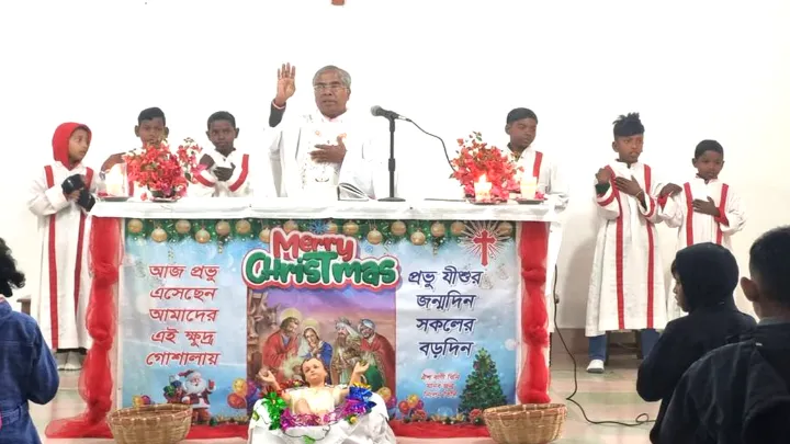 ফুলবাড়ীতে উৎসবের আমেজে উদযাপিত শুভ বড়দিন