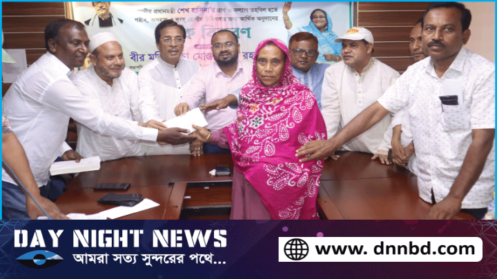 ফুলবাড়ীতে ৪৫ জন পেলেন প্রধানমন্ত্রীর তহবিলের অর্থ