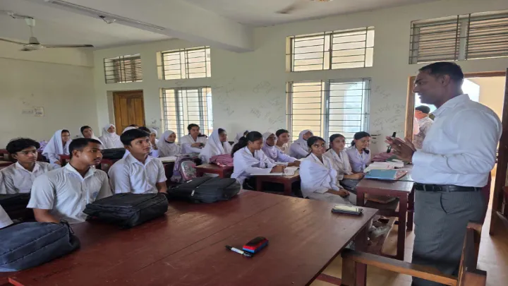 বিদ্যালয় পরিদর্শনে গিয়ে দশম শ্রেণির শিক্ষার্থীদের ক্লাস নিলেন ইউএনও