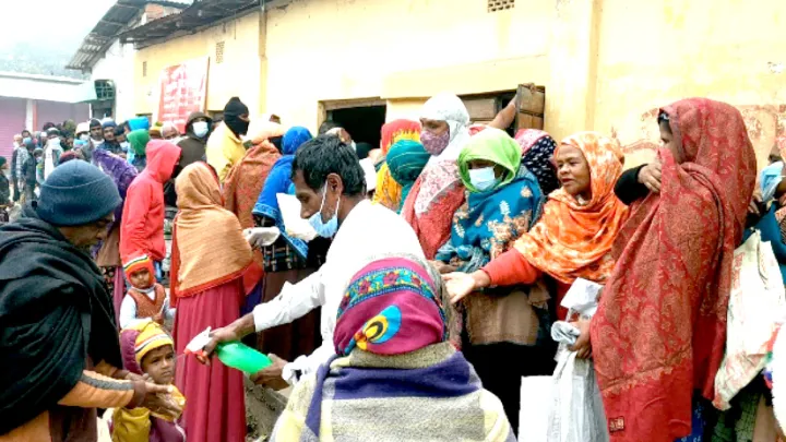 ফুলবাড়ীতে ওএমএস এর চাল ও আটা বিক্রয়ে স্বাস্থবিধি উপেক্ষিত