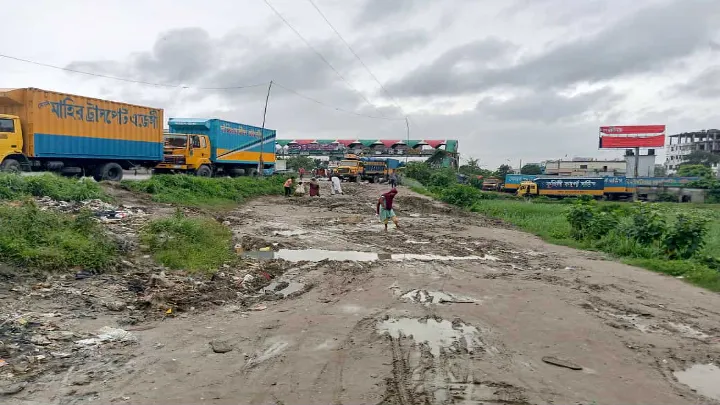 সিদ্ধিরগঞ্জ  মৌচাক স্ট্যান্ডের বাম পাশের রোডের মুখের বেহাল দশা