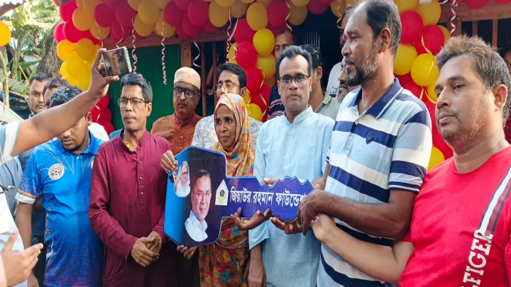 পিরোজপুরে জিয়াউর রহমান ফাউন্ডেশন এর উদ্যোগে মাথা গোজার ঠাই পেলেন শাহীনুর বেগম