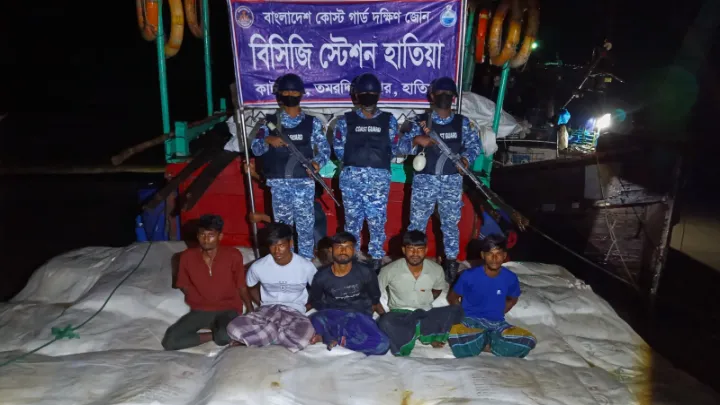 ৭৬০ বস্তা সারসহ পাঁচ পাচারকারী আটক