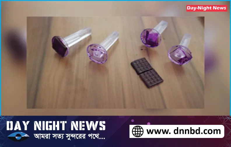 ভোট কেন্দ্রে সিল নিয়ে বিপাকে খুলে যাচ্ছে সিলের রাবার