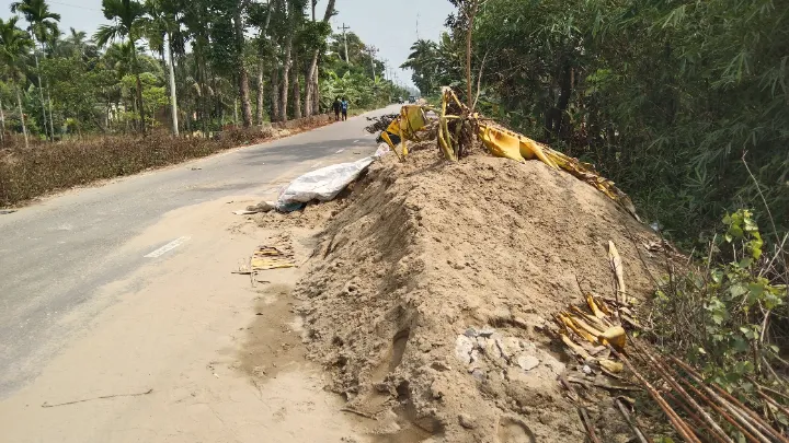 সড়কের পাশে বালুর স্তুপ, বেপরোয়া ট্রাক চাপায় সিএনজি যাত্রীর মৃত্যু