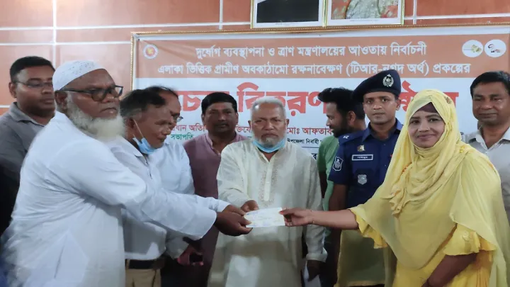 ডিমলায় টিআর-নগদ অর্থ  প্রকল্পে চেক বিতরন
