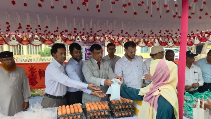 ঝিনাইদহে অসচ্ছল ও দরিদ্র মানুষের মাঝে সুলভ মূল্যে দুধ ডিম ও মাংস বিক্রয় কার্যক্রম উদ্বোধন