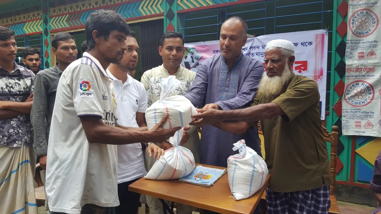 বিশ্বনাথে বন্যার্তদের মাঝে বঙ্গবন্ধু ফাউন্ডেশনের খাদ্য সামগ্রী বিতরণ