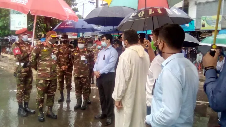 ঝিনাইদহে সেনাবাহিনীর টহল পরিদর্শণ ও প্রশাসনের সাথে মতবিনিময় করলেন  জিওসি,