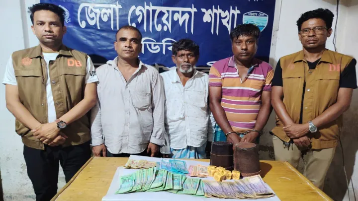 নোয়াখালীতে প্রকাশ্য জুয়ার আসরে ডিবির অভিযান, গ্রেপ্তার ৩