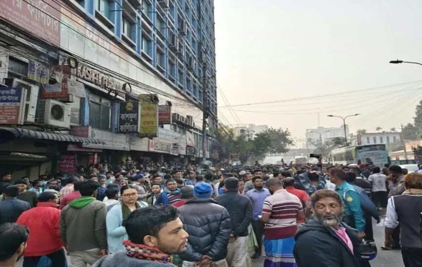 সরে গেছেন ব্যাটারিচালিত অটোরিকশাচালকেরা, বাড্ডায় যান চলাচল শুরু ‎