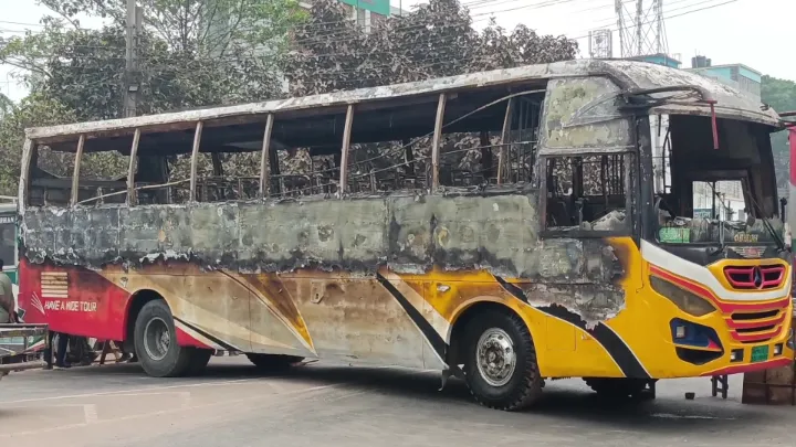 বৈষম্যবিরোধী কর্মী হত্যা ইস্যুতে বাসে আগুন, শ্রমিকদের সড়ক অবরোধ