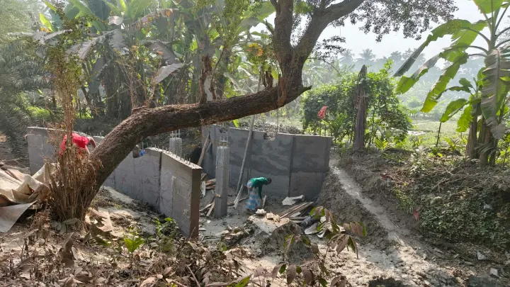 সরকারি খাল দখল করে আওয়ামীলীগ নেতার কালভার্ট নির্মান