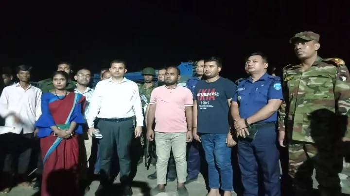 নদী থেকে বালু উত্তোলন করে সরকারি ব্রিজ নির্মাণ