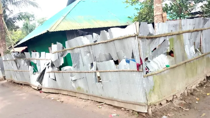 কুমিল্লা চৌদ্দগ্রাম কনকাপৈত দফায় দফায় সংঘর্ষ, বাড়িঘরে অগ্নিসংযোগ ও লুটপাট