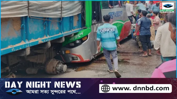 নোয়াখালীর সোনাইমুড়ীতে দাঁড়িয়ে থাকা ট্রাকে বাসের ধাক্কা, চালক নিহত