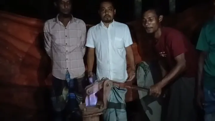 নোয়াখালীতে নতুন টিউবওয়েলে দিয়াশলাই ধরতেই জ্বলছে আগুন