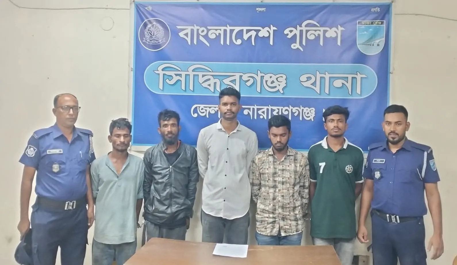 নারায়ণগঞ্জের সিদ্দিরগঞ্জ থানার বিশেষ অভিযানে ৫ জন গ্রেফতার