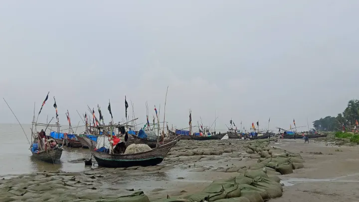 নিষেধাজ্ঞা শেষ আজ রাতেই ইলিশ শিকারে নামতে প্রস্তুত হাজারো জেলে