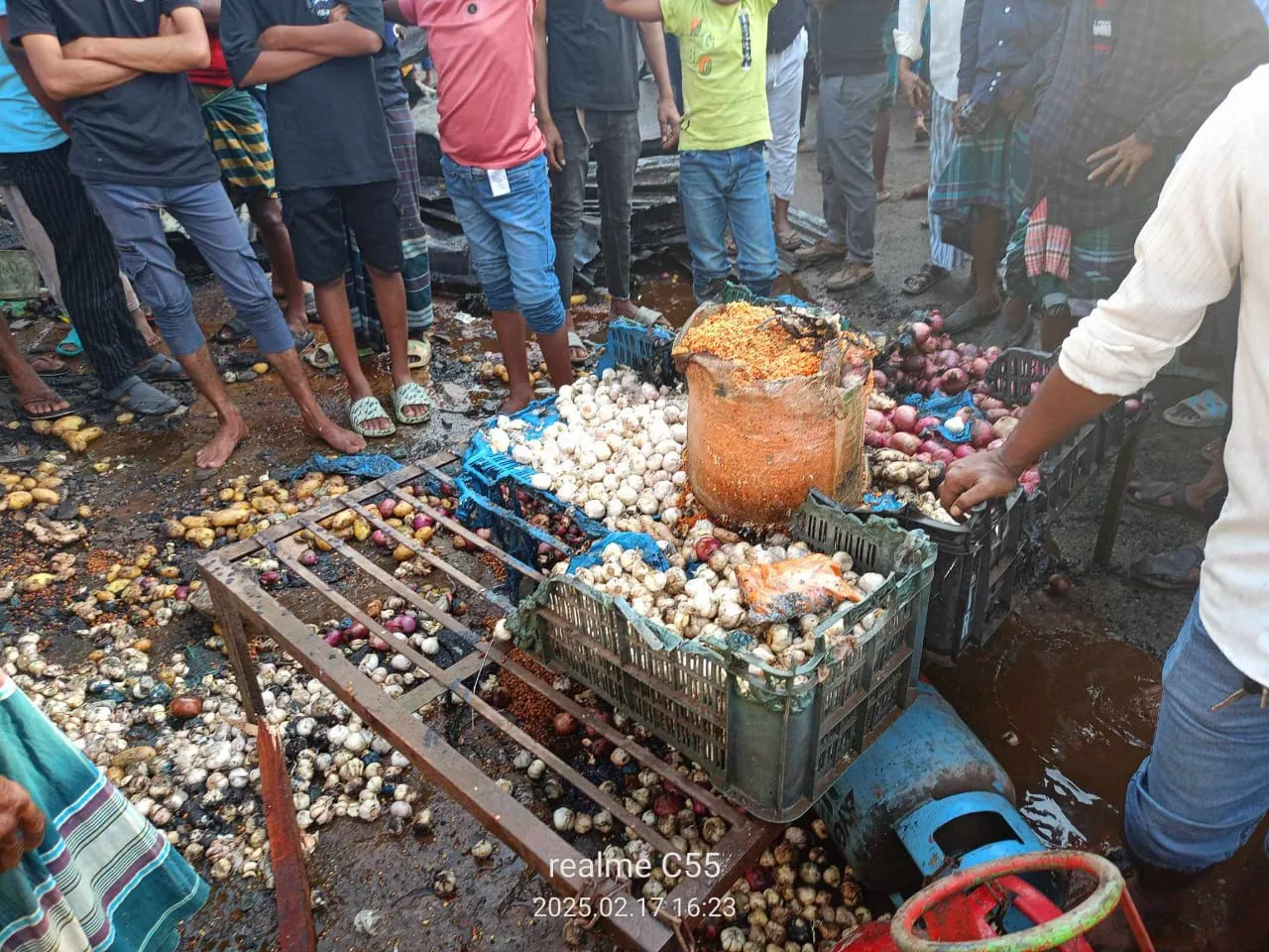 নোয়াখালীতে লন্ড্রি দোকানের আগুনে পুড়ল ১৫ দোকান
