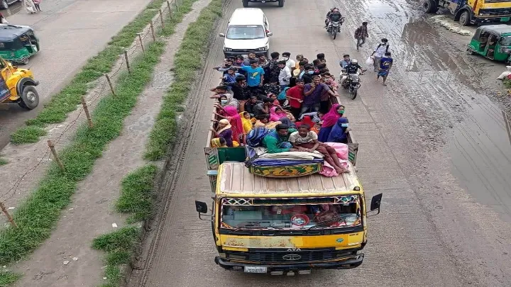 কলকারখানা খোলায় ঝিনাইদহ মহাসড়কে বেড়েছে মানুষের ঢল