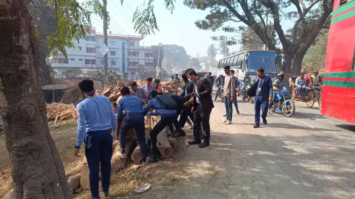ঝিনাইদহে মহাসড়কের পাশের অবৈধ স্থাপনা উচ্ছেদ ও পরিচ্ছন্নতা অভিযান শুরু