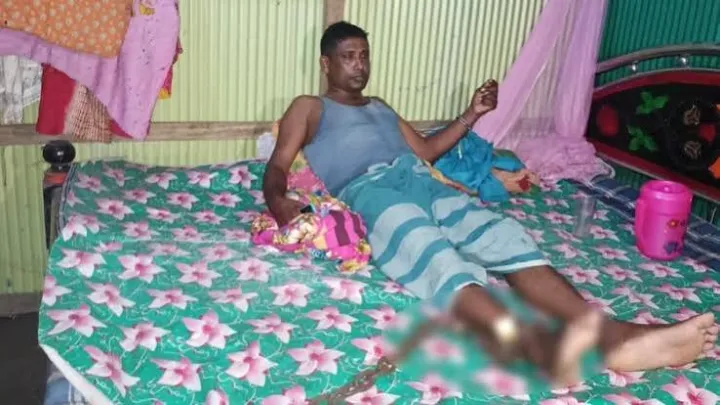 পাওনা টাকা আদায়ে অটোরিকশাচালককে শিকলে বেঁধে নির্যাতন