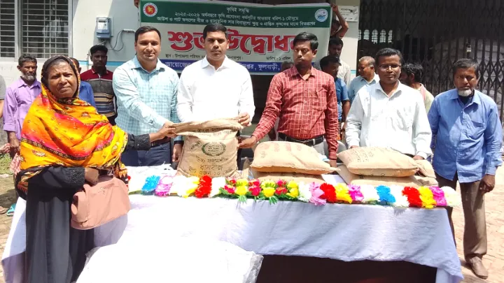 ফুলবাড়ীতে প্রান্তিক কৃষকের মাঝে বিনামূল্যে সার ও বীজ বিতরণ