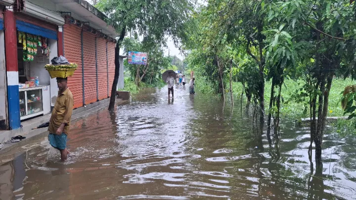   মহুরী নদীর,  পানি বাড়তে থাকায় নোয়াখালীতে,  বন্যার আশঙ্কা