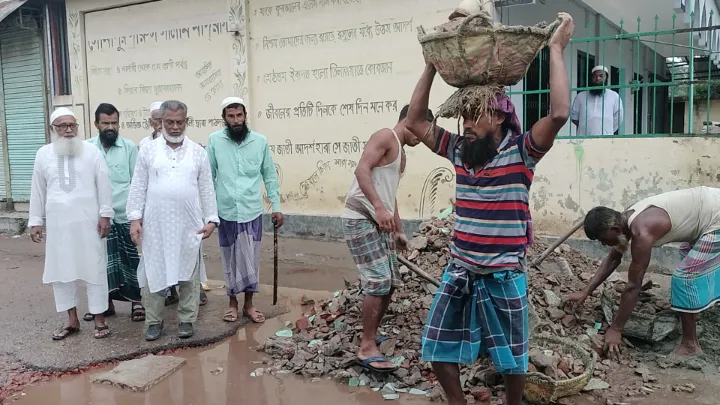 নোয়াখালীতে বিএনপি নেতার,  অর্থায়নে ২ কিলোমিটার , সড়ক সংস্কার