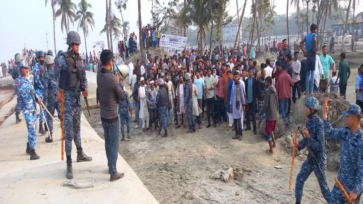 নোয়াখালীতে পাল্টাপাল্টি স্লোগান দিয়ে বিএনপি-এনসিপির সংঘর্ষ, আহত ১২