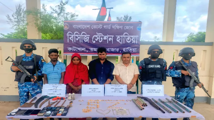 হাতিয়াতে যৌথবাহিনীর অভিযানে নারীসহ আটক-৪