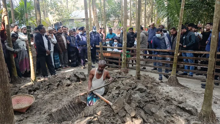 নোয়াখালীতে ১৭ মাস পর তোলা হলো ইমতিয়াজের লাশ  
