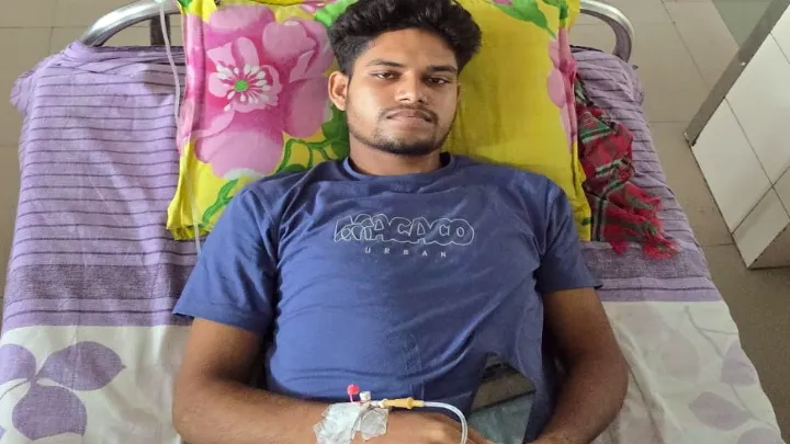 ১৬ বছরের সাব্বিরের জীবন ছেলেকে বাঁচাতে দুয়ারে দুয়ারে কাঁদছেন মা