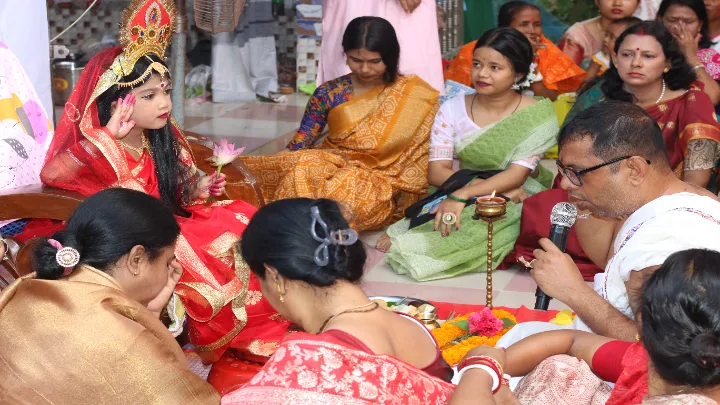 ফুলবাড়ীতে ধর্মীয় আহবে কুমারী পূজা অনুষ্ঠিত