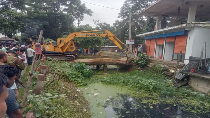  কমলনগরে খাল দখলমুক্ত করতে অবৈধ স্থাপনা উচ্ছেদ