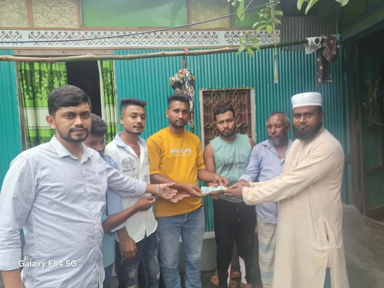 ক্যান্সার আক্রান্ত মায়ের পাশে মানবিক সহয়তা নেটওয়ার্ক টিম।