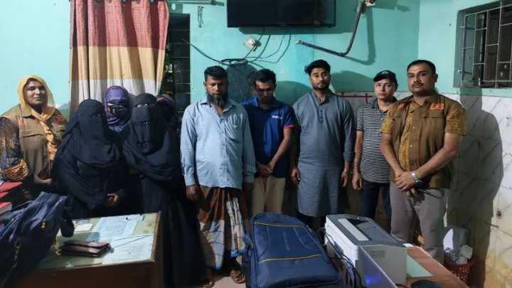 নোয়াখালীতে দুই হোটেলে ডিবির অভিযান, গ্রেপ্তার ৮