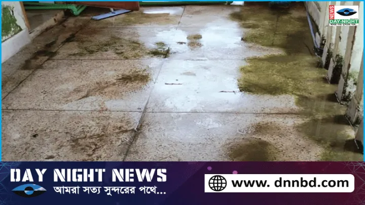 লক্ষ্মীপুরে নির্মানের বছর না যেতেই ভবনে ফাটল, ছাদ ছুয়ে পড়ছে পানি