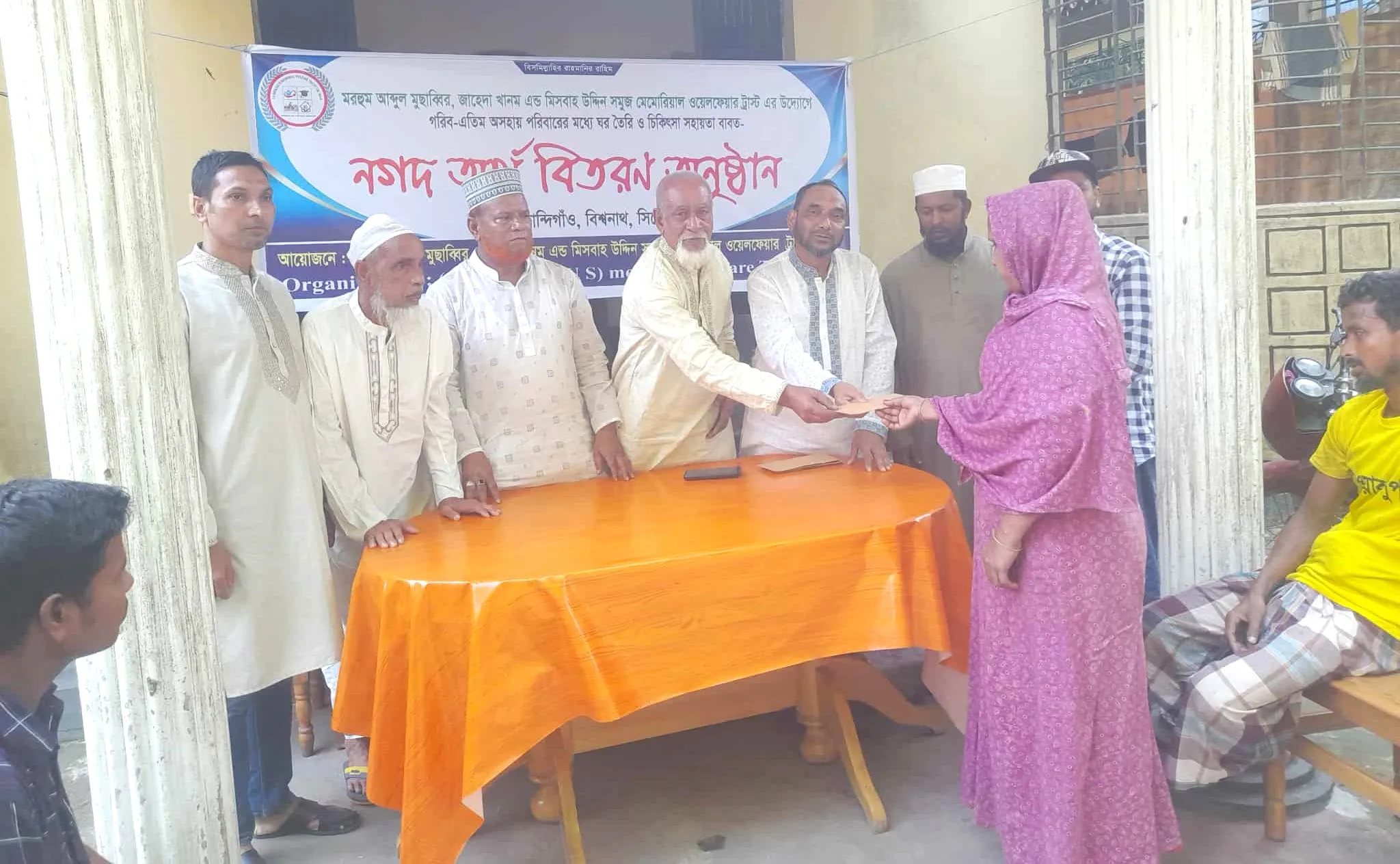 সিলেটের বিশ্বনাথে,  নগদ অর্থ বিতরণ