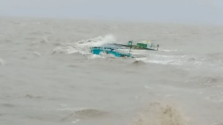 লবণ বোঝাই বলগেট ডুবে বৃদ্ধের মৃত্যু