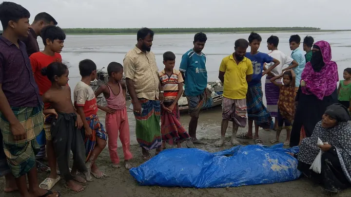 নোঙর করা ট্রলারে বাল্কহেডের ধাক্কা : নিহত ২