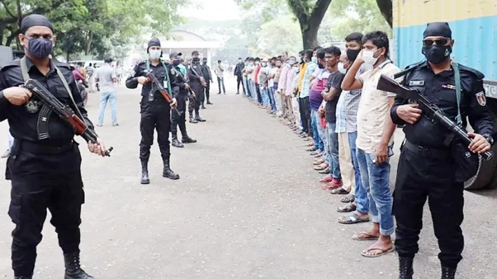 রাজধানীতে র‌্যাবের অভিযানে ৫৩ চাঁদাবাজ-ছিনতাইকারী আটক