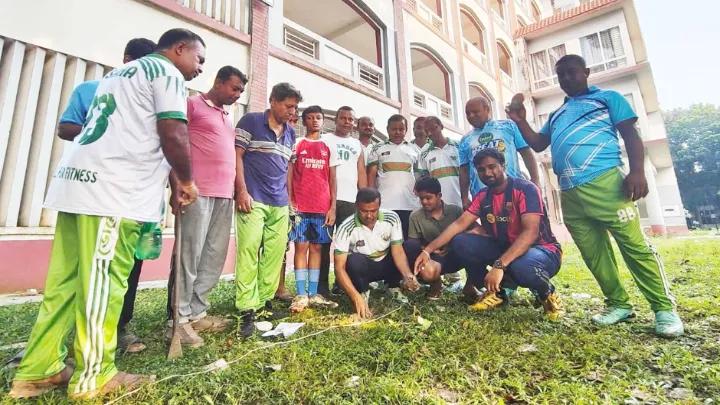 ফুলবাড়ীতে ভোরের ফুটবলের উদ্যোগে দুই শতাধিক তালবীজ রোপণ