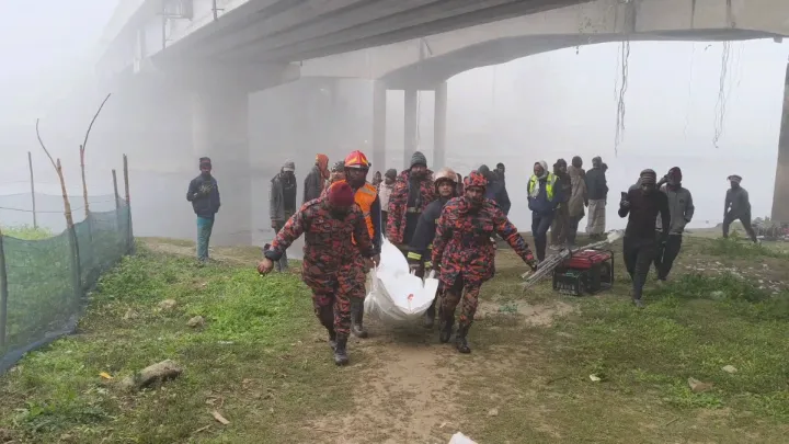 ঝিনাদহে ঘন কুয়াশার কারণে ট্রাক নিয়ন্ত্রণ হারিয়ে নদীতে হেলপার ও ড্রাইভার নিহত