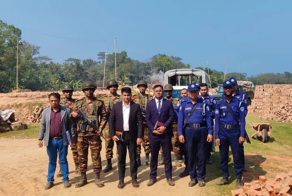 লক্ষ্মীপুরে আ.লীগ নেতার অবৈধ  ইটভাটা গুড়িয়ে দিয়েছে প্রশাসন
